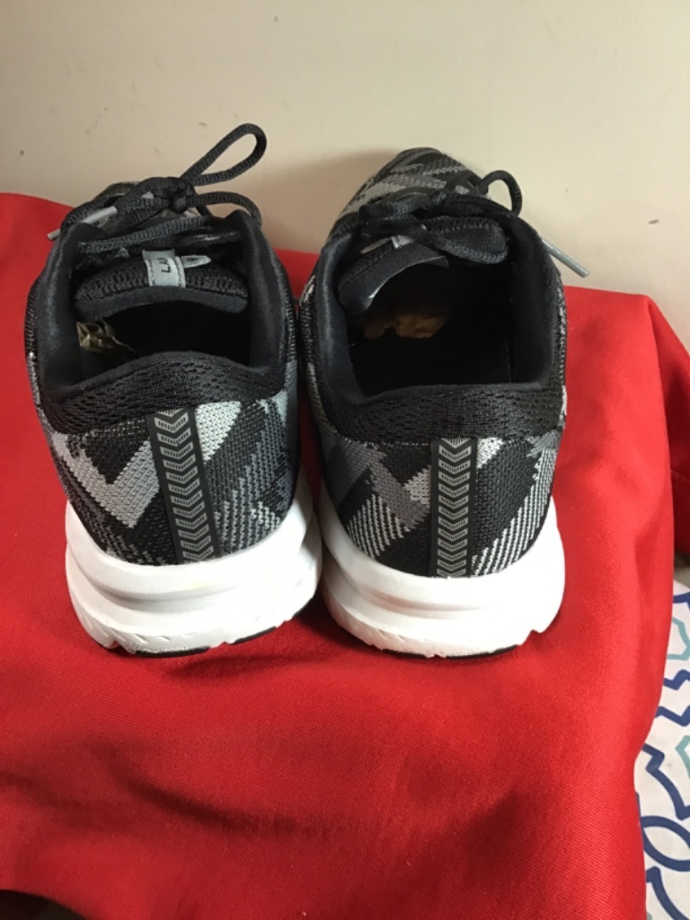 ❤️Brooks Launch 5, women’s size 8.5, has one brown spot, see photos, 🔥❤️ - Picture 3 of 6